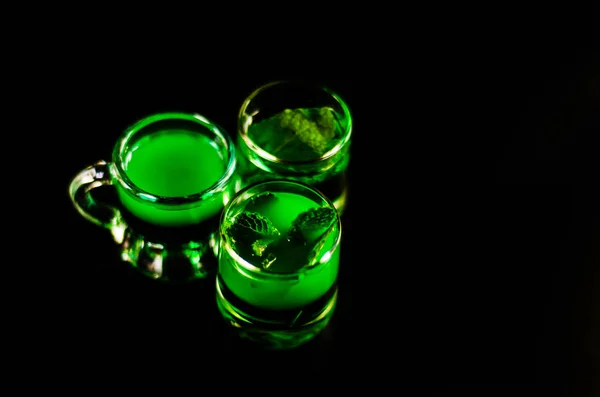緑のミント リキュール カクテル パーティーの夜を通電 新鮮なミントのドリンク — ストック写真