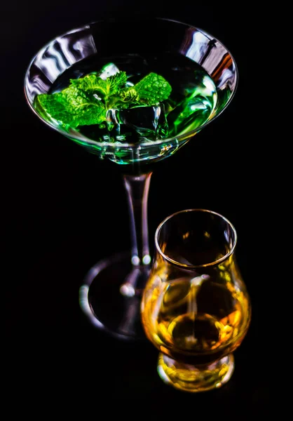 Ενιαίο Ουίσκυ Βύνης Ένα Ποτήρι Και Λικέρ Μέντας Πράσινο Δροσιστικό — Φωτογραφία Αρχείου