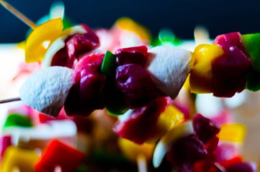 şiş ile et ve sebze ahşap bir gemide, renkli ve lezzetli bir tabak ızgara için hazırlanan