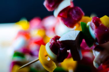 şiş ile et ve sebze ahşap bir gemide, renkli ve lezzetli bir tabak ızgara için hazırlanan