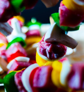 şiş ile et ve sebze ahşap bir gemide, renkli ve lezzetli bir tabak ızgara için hazırlanan