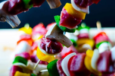 şiş ile et ve sebze ahşap bir gemide, renkli ve lezzetli bir tabak ızgara için hazırlanan