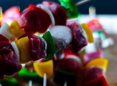 şiş ile et ve sebze ahşap bir gemide, renkli ve lezzetli bir tabak ızgara için hazırlanan