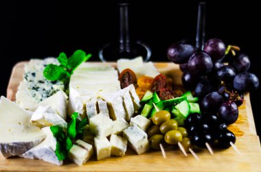 Tahtadaki farklı peynirler, peynir tahtası, lezzetli atıştırmalıklar, sağlıklı ve özel yemekler, peynir takımı.