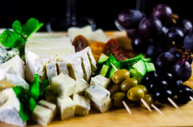 Tahtadaki farklı peynirler, peynir tahtası, lezzetli atıştırmalıklar, sağlıklı ve özel yemekler, peynir takımı.