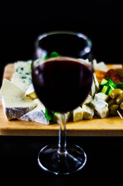 Tahtadaki farklı peynirler, peynir tahtası, lezzetli atıştırmalıklar, sağlıklı ve özel yemekler, peynir takımı.