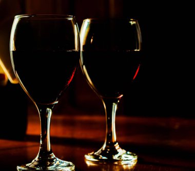 kırmızı şarap bir bardak, bir an bir bardak şarap, enfes içki ile kutlama için gurmeler, Şaraphane