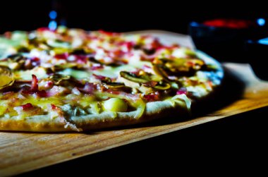 Pastırma, jambon, mantar ve mozzarella peyniri ince bir kabuk, geleneksel yemeği lezzetli pizza