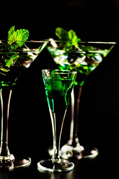 Liquore Alla Menta Verde Bevanda Rinfrescante Con Menta Fresca Cocktail — Foto Stock