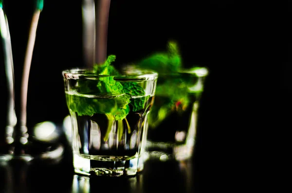緑のミント リキュール カクテル パーティーの夜を通電 新鮮なミントのドリンク — ストック写真