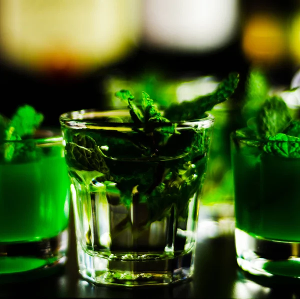 Zöld Menta Likőr Frissítő Ital Friss Menta Cocktail Party Éjszakai — Stock Fotó