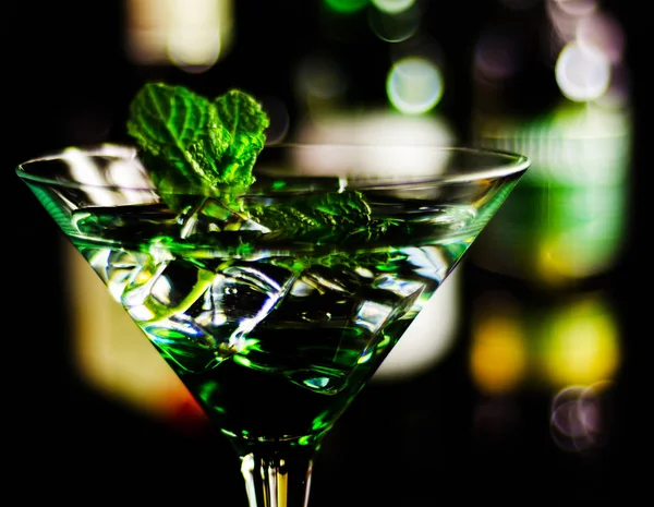 Zöld Menta Likőr Frissítő Ital Friss Menta Cocktail Party Éjszakai — Stock Fotó