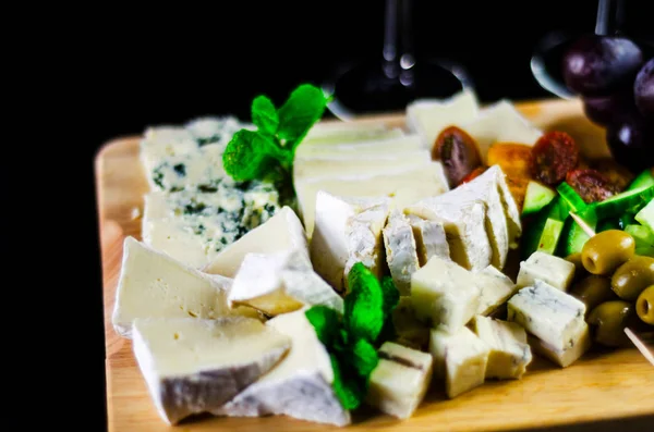 Ensemble Fromages Différents Sur Une Planche Bois Plateau Fromage Délicieuse — Photo