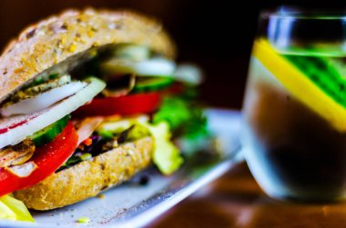 Jambon, domates, mantar ve yumurta, taze organik sebze, sağlıklı gıda ile bütün tahıl sandviç