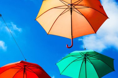 Renkli şemsiyeler kentsel sokak dekorasyon. Mavi gökyüzü, turistik, güneşli gün asılı renkli şemsiyeler