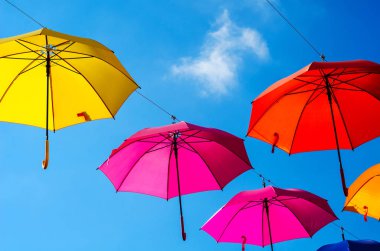 Renkli şemsiyeler kentsel sokak dekorasyon. Mavi gökyüzü, turistik, güneşli gün asılı renkli şemsiyeler