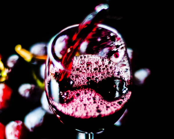 Χύνοντας Κόκκινο Κρασί Ποτήρι Γιορτή Του Μια Στιγμή Ένα Ποτήρι — Φωτογραφία Αρχείου