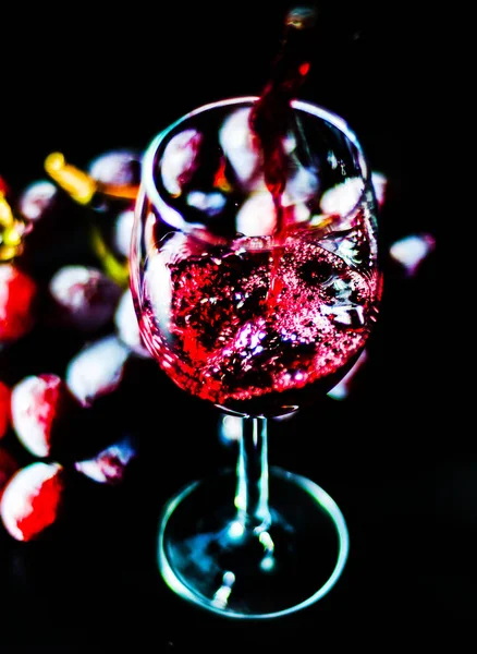 Gieten Van Rode Wijn Een Glas Viering Van Een Moment — Stockfoto