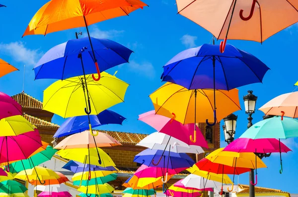 Paraguas Coloridos Decoración Urbana Calle Colgando Paraguas Colores Sobre Cielo — Foto de Stock