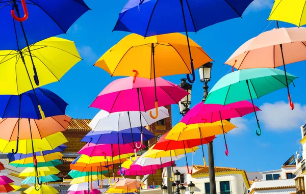 Kleurrijke Paraplu Stedelijke Straat Decoratie Kleurrijke Paraplu Opknoping Blauwe Hemel — Stockfoto
