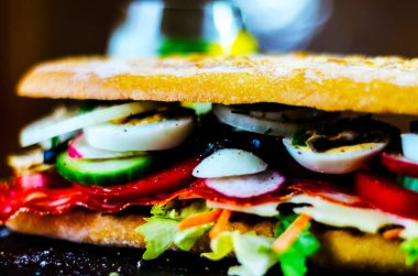 çeşitli soğuk etler, peynir, mantar, domates ve yumurta, lezzetli ve sağlıklı snack, sıcak yemek ızgara sandviç