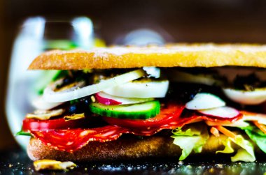 çeşitli soğuk etler, peynir, mantar, domates ve yumurta, lezzetli ve sağlıklı snack, sıcak yemek ızgara sandviç