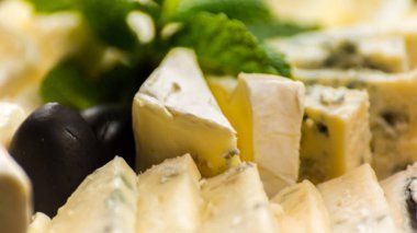 Tahtadaki farklı peynirler, peynir tahtası, lezzetli atıştırmalıklar, sağlıklı ve özel yemekler, peynir takımı.