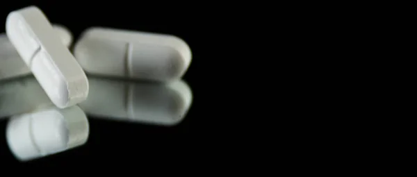 Rozptýlené Tablety Černém Pozadí Prášky Odráží Zrcadle Lékařství — Stock fotografie