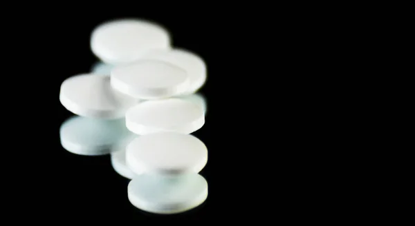 Verspreid Tabletten Een Zwarte Achtergrond Pillen Weerspiegeld Spiegel Geneeskunde — Stockfoto