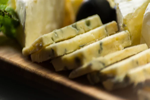 Jogo Queijos Diferentes Uma Tábua Madeira Placa Queijo Refeição Leve — Fotografia de Stock