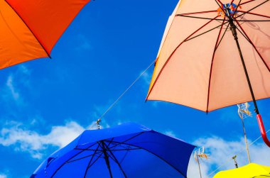 Renkli şemsiyeler kentsel sokak dekorasyon. Mavi gökyüzü, turistik, güneşli gün asılı renkli şemsiyeler