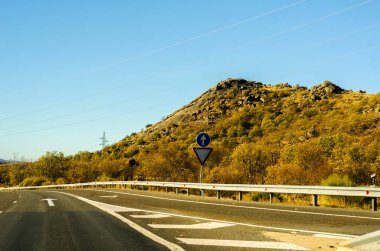 İspanya, güzel manzara dağlar, Kuru toprak ve kaya güneşten, ulaşım dağlarda hızlı yol
