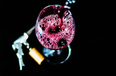 kırmızı şarap bir bardak, bir an bir bardak şarap, enfes içki ile kutlama gurmeler için dökme şarap