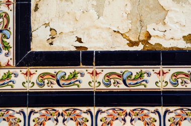 Geleneksel İspanyol dekoratif fayansları, binaların duvarlarında orijinal seramik fayanslar, dekorasyon.