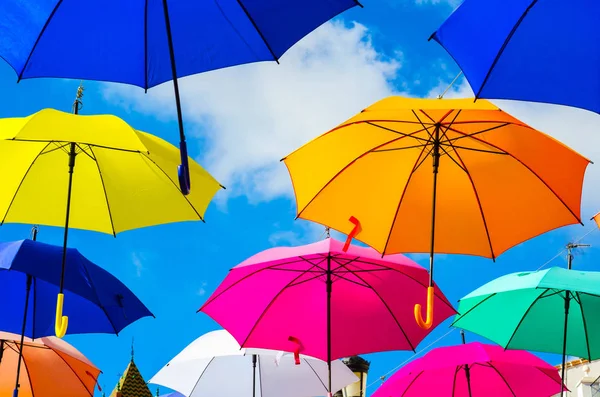 Renkli şemsiyeler kentsel sokak dekorasyon. Mavi gökyüzü, turistik, güneşli gün asılı renkli şemsiyeler