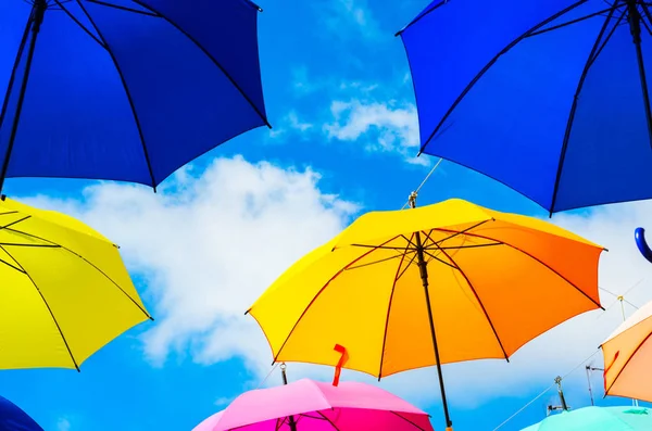 Bunte Regenschirme Schmücken Die Straßen Hängende Bunte Sonnenschirme Über Blauem — Stockfoto