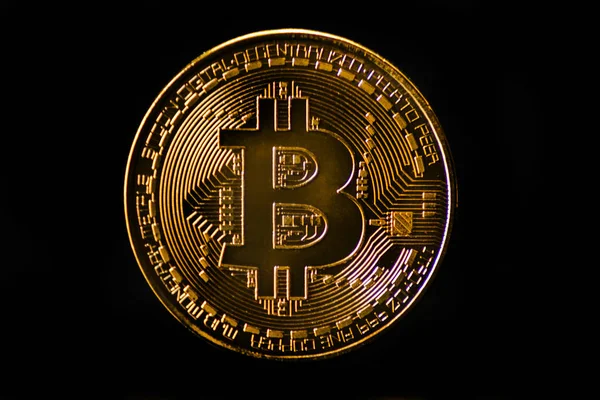 Kripto Döviz altın Bitcoin, Btc, makro çekim Bitcoin siyah arka plan üzerine, bitcoin incelemesi kavramı paralar.