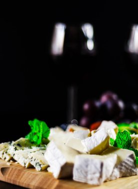 Tahtadaki farklı peynirler, peynir tahtası, lezzetli atıştırmalıklar, sağlıklı ve özel yemekler, peynir takımı.