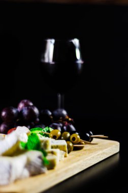 Tahtadaki farklı peynirler, peynir tahtası, lezzetli atıştırmalıklar, sağlıklı ve özel yemekler, peynir takımı.