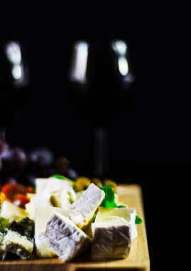 Tahtadaki farklı peynirler, peynir tahtası, lezzetli atıştırmalıklar, sağlıklı ve özel yemekler, peynir takımı.