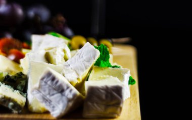 Tahtadaki farklı peynirler, peynir tahtası, lezzetli atıştırmalıklar, sağlıklı ve özel yemekler, peynir takımı.