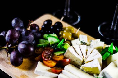 Tahtadaki farklı peynirler, peynir tahtası, lezzetli atıştırmalıklar, sağlıklı ve özel yemekler, peynir takımı.