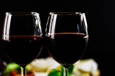 Kırmızı şarap ve bir tahta masa, lezzetli Aperatif, sağlıklı ve özel gıda üzerinde farklı peynir kümesi