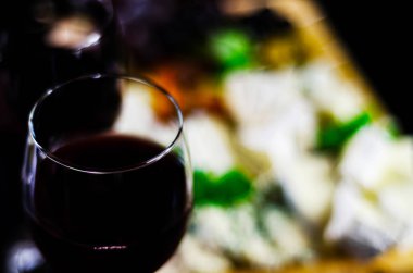 Kırmızı şarap ve bir tahta masa, lezzetli Aperatif, sağlıklı ve özel gıda üzerinde farklı peynir kümesi