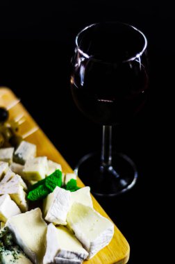 Tahtadaki farklı peynirler, peynir tahtası, lezzetli atıştırmalıklar, sağlıklı ve özel yemekler, peynir takımı.