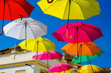 Renkli şemsiyeler kentsel sokak dekorasyon. Mavi gökyüzü, turistik, güneşli gün asılı renkli şemsiyeler