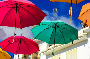 Renkli şemsiyeler kentsel sokak dekorasyon. Mavi gökyüzü, turistik, güneşli gün asılı renkli şemsiyeler