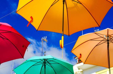 Renkli şemsiyeler kentsel sokak dekorasyon. Mavi gökyüzü, turistik, güneşli gün asılı renkli şemsiyeler