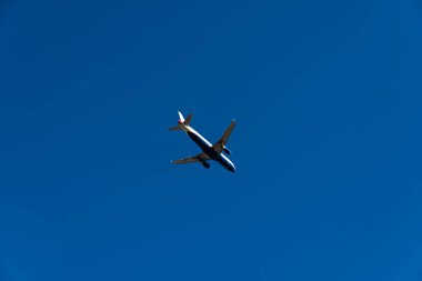 Mavi gökyüzünde uçan yolcu uçağı, seyir uçağı, ulaşım endüstrisi, havacılık
