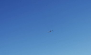 Mavi gökyüzünde uçan yolcu uçağı, seyir uçağı, ulaşım endüstrisi, havacılık